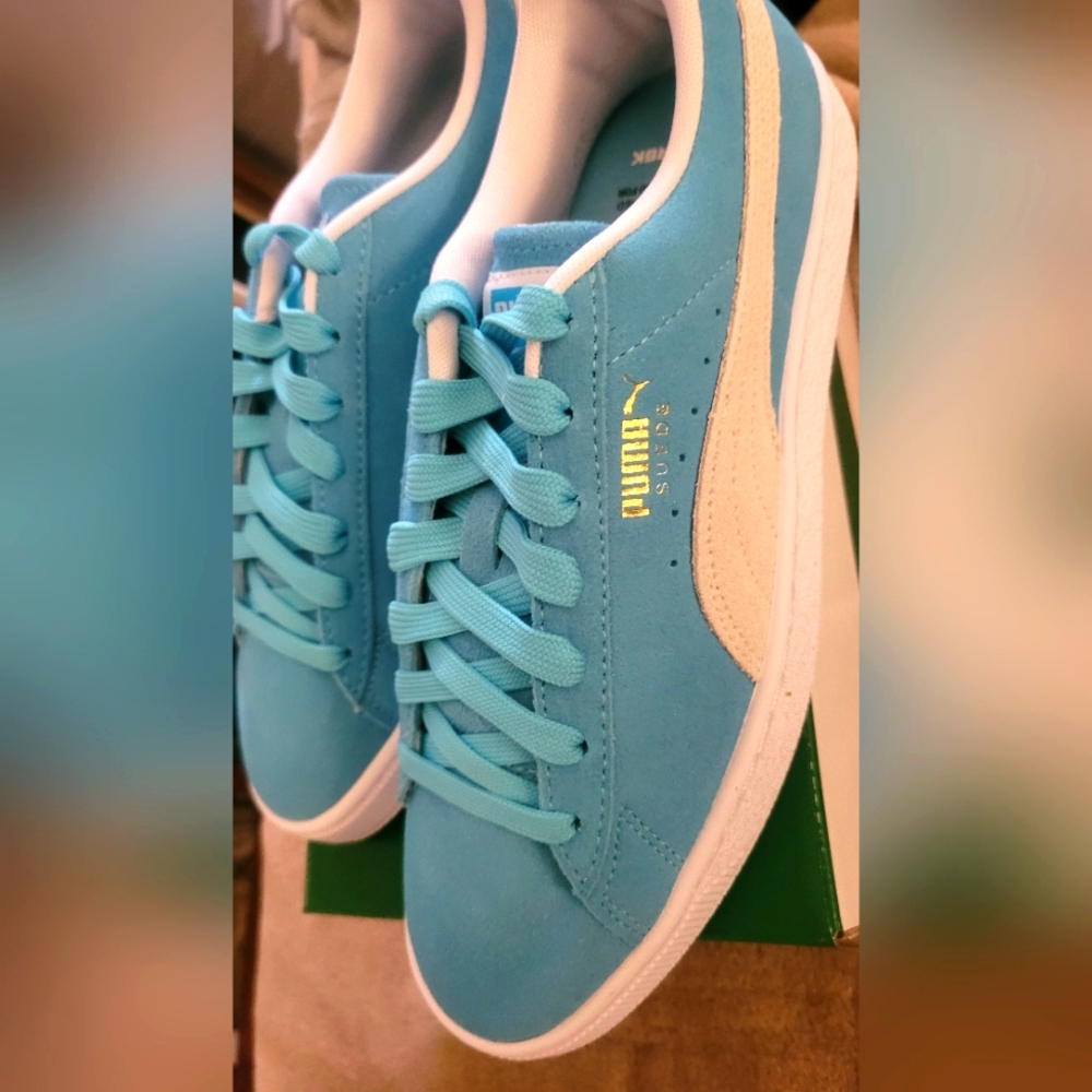Never worn.. Suede Classic XXI Puma Sneakers in unique bluefish-puma white.